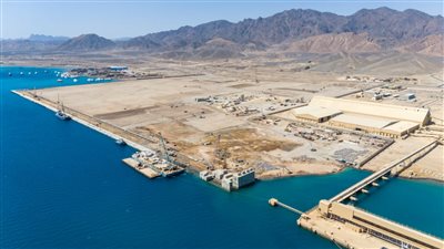 النقل تُبرز أعمال مشروع المحطة متعددة الأغراض بميناء سفاجا البحري │ صور