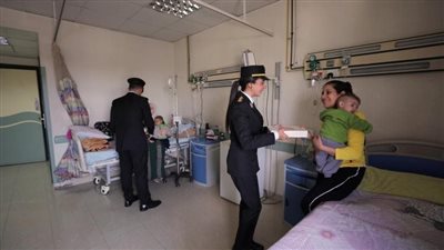 لفتة إنسانية.. الشرطة توزع كحك العيد على المرضى في المستشفيات| صور