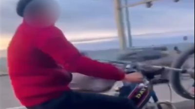 حركات استعراضية وسلاح أبيض.. ضبط سائق دراجة نارية عرض حياة المواطنين للخطر بدمياط
