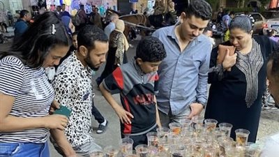 سمكة في كوباية.. انتشار ظاهرة بيع أسماك الزينة الملونة بشوارع الأقصر وبـ 25 جنيهًا