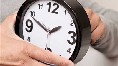 لماذا يتم العمل بالتوقيت الصيفي؟.. أستاذ فلك يجيب 