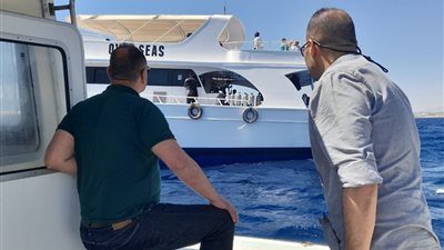 إطلاق غواصين وحصر تلفيات الشعب المرجانية.. تطورات جديدة في جنوح ناقلة الغاز الليبرية بسواحل شرم الشيخ