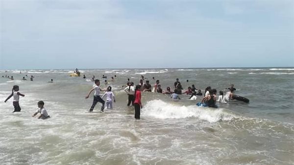 توافد المواطنين علي