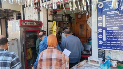 محاضر وغلق منشآت وضبط أغذية خلال حملة مكبرة بحي غرب الإسكندرية 