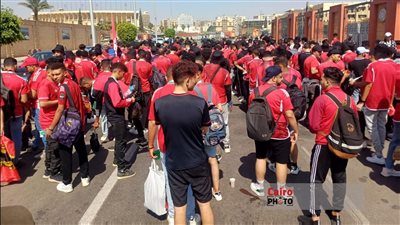 قبل 4 ساعات من المباراة.. توافد جماهير الأهلي على استاد القاهرة استعدادًا لمواجهة الزمالك| بث مباشر