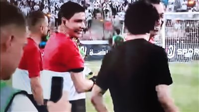 تأكيدًا لـ القاهرة 24.. إبراهيم نور الدين وحكام القمة يرتدون تيشيرت علم مصر قبل مواجهة الأهلي والزمالك