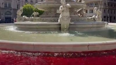 تضامنًا مع غزة نشطاء يحولون نافورة بمدينة ليون الفرنسية إلى لون الدماء