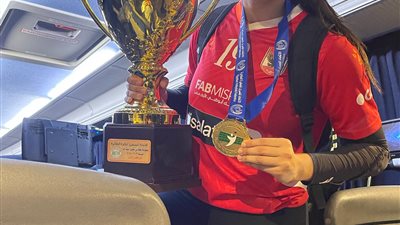 سهيلة وفيق لاعبة الكرة الطائرة بالأهلي تحصل على جائزة أفضل لاعبة محترفة بحفل الجامعة الأمريكية