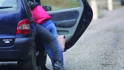 بعد رفض والدها.. سيدة تخطف طفلة مُخططة لتربيتها وتزويجها لابنها الشاب 