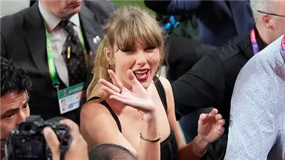 تايلور سويفت تتخذ قرارًا سياسيًا يثير قلق والدها سكوت