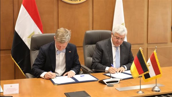 جانب من توقيع الخطاب