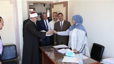 رئيس جامعة الأزهر يوزع الشوكولاتة على الموظفين والعمال بعد عودتهم من إجازة عيد الفطر 