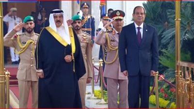 مراسم استقبال رسمية لعاهل البحرين في قصر الاتحادية