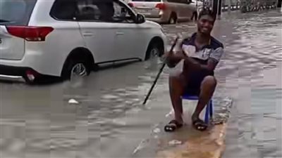 أمطار الإمارات.. عمال دبي يقودون المراكب في الشوارع بسبب السيول