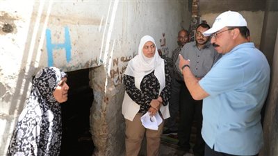 فى استجابة سريعة.. محافظ أسوان يتفقد منزل سيدة متضررة من طفح المياه به