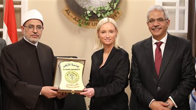 رئيس الأزهر يكرم عميدة كلية السياسة بالأكاديمية الرئاسية الروسية بـ درع الجامعة