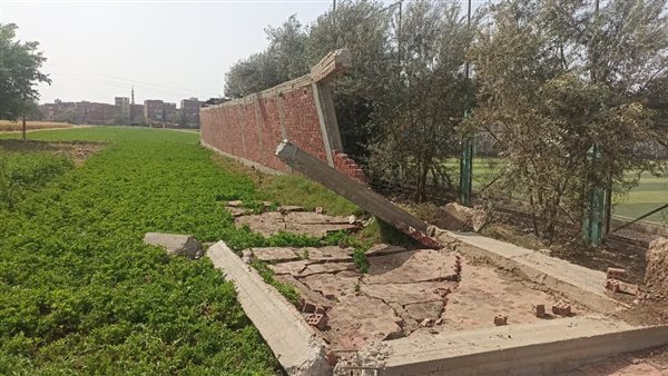 انهيار سور مركز شباب