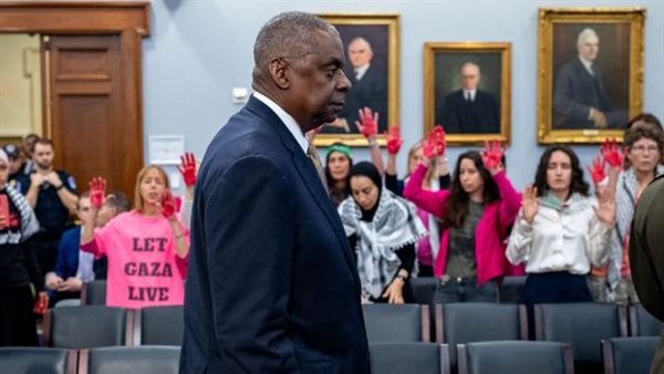 نشطاء يهاجمون وزير