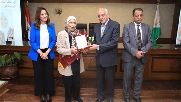 محافظ الجيزة يكرم