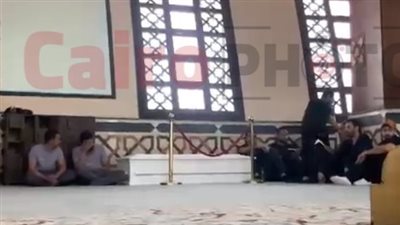 الوداع الأخير.. أحمد السعدني يرافق نعش جثمان صلاح السعدني في مسجد الشرطة