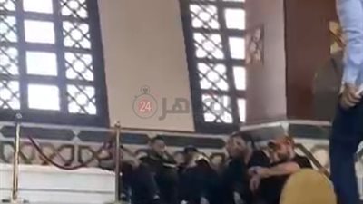 السقا وحلمي ورزق يقرؤون القرآن على روح الفنان صلاح السعدني وسط بكاء نجوم الفن