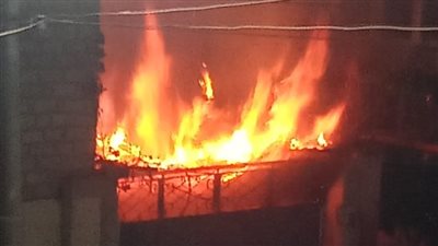 النيران التهمت السيارة.. السيطرة على حريق نشب داخل عمارة سكنية بالمنيا