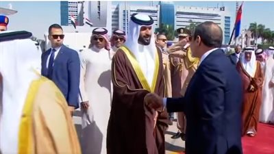 السيسي يودع عاهل البحرين بمطار القاهرة الدولي
