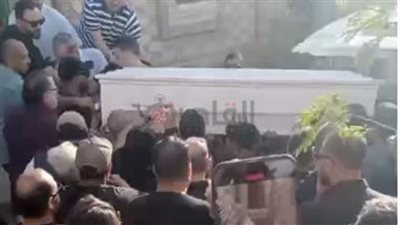 أدخله القبر.. أحمد السقا يحمل جثمان صلاح السعدني لدفنه بمثواه الأخير