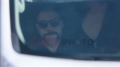 الحزن يسيطر على أحمد صلاح السعدني بعد انتهاء مراسم دفن جثمان والده | بث مباشر