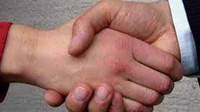 ما حكم مصافحة الرجل للمرأة باليد والنظر إلى وجهها؟