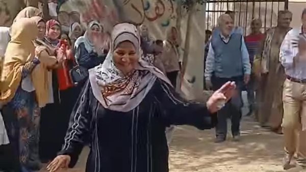 المعلمة أثناء تكريمها