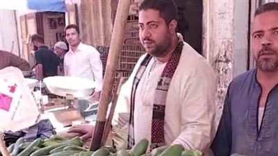 أمانة بائع خيار بسوهاج يعثر على مبلغ مالي ويعيده لـ صاحبه: رفضت أخد المكافأة.. وربنا يغنينا بالحلال | بث مباشر