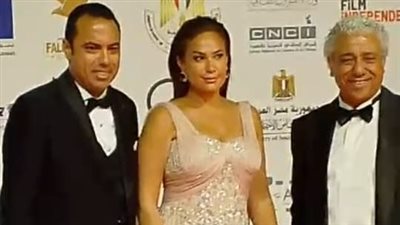 هند صبري تخطف الأنظار على ريد كاربت مهرجان أسوان الدولي لأفلام المرأة قبل تكريمها