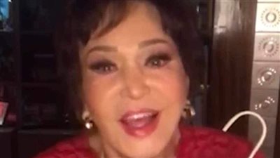 لبلبة تتبرع بفستانها في فيلم الشيطانة التي أحبتني بمزاد خيري للأسر الأكثر احتياجا