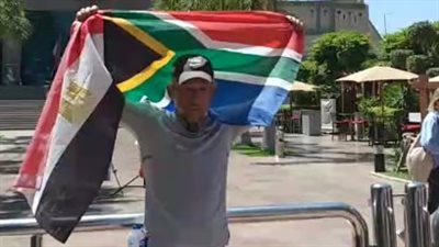 مشى 11753 كيلو على قدميه.. السائح كيث بويد يصل إلى برج القاهرة قادمًا من جنوب إفريقيا | بث مباشر