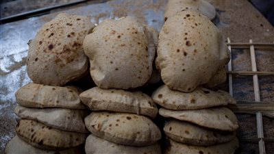 الرغيف بـ 50 قرشًا.. بدء تطبيق أسعار الخبز السياحي بعد تخفيضها | بث مباشر