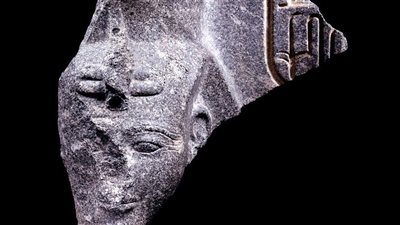 خرجت بطريقة غير شرعية.. الآثار تستعيد رأس تمثال الملك رمسيس الثاني من سويسرا | بث مباشر