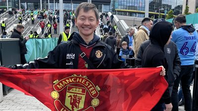 من منغوليا لإنجلترا.. مشجع يسافر 12 شهرًا بالدراجة لمشاهدة مباراة فريقه المفضل