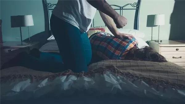 تسلل شخص لغرفة نوم