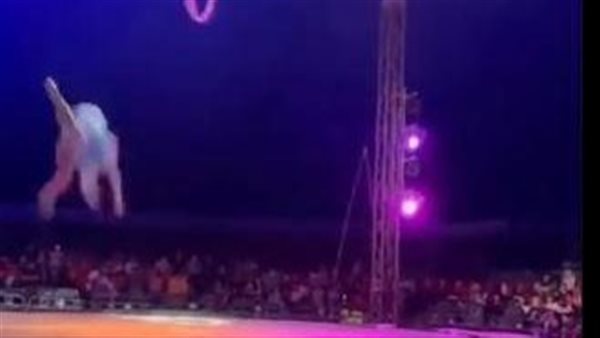 سقوط لاعبة سيرك -