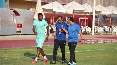 سيد عبد الحفيظ يجتمع مع أجايي في مران الأهلي