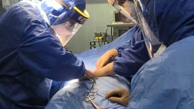 فريق طبي بقنا العام ينقذ مصابًا بكورونا بإجراء عملية جراحية له