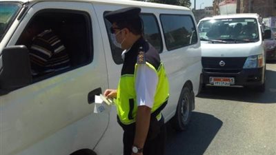 محافظ الشرقية يعلن سحب رخص 52 سائقًا وتغريمهم بسبب كورونا