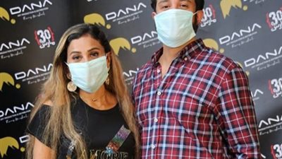 أحمد الفيشاوي ينشر صورًا من كواليس “30 مارس” ويكشف “لوك” دينا الشربيني