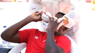 شاهد.. أجايي “خايف” من مسحة كورونا وسخرية لاعبي الأهلي (فيديو)