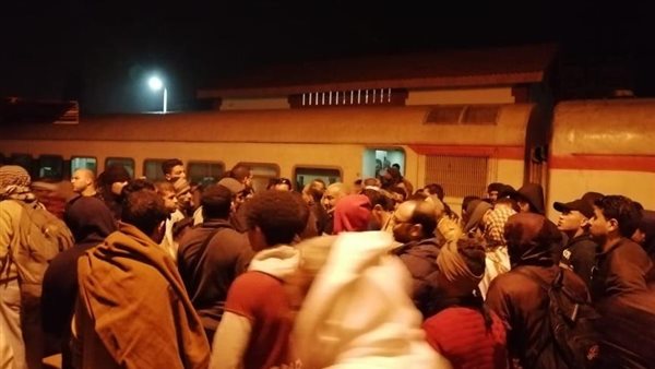 توزيع وجبات على ركاب