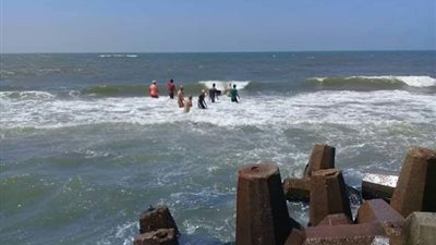 طفل سحبته أمواج الشاطئ يتسبب في غرق 11 شخصًا.. تعرف على التفاصيل