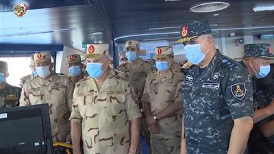 رئيس أكان القوات المسلحة يشهد إحدى مراحل المناورة حسم 2020 على الاتجاه الاستراتيجى الغربي