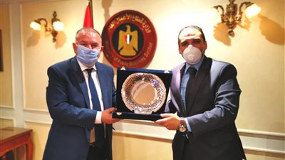 وزير قطاع الأعمال العام يكرم مدحت نافع رئيس “القابضة المعدنية” السابق