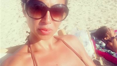 دوللي شاهين في ظهور مثير على الشاطئ بـ”المايو” (صورة)